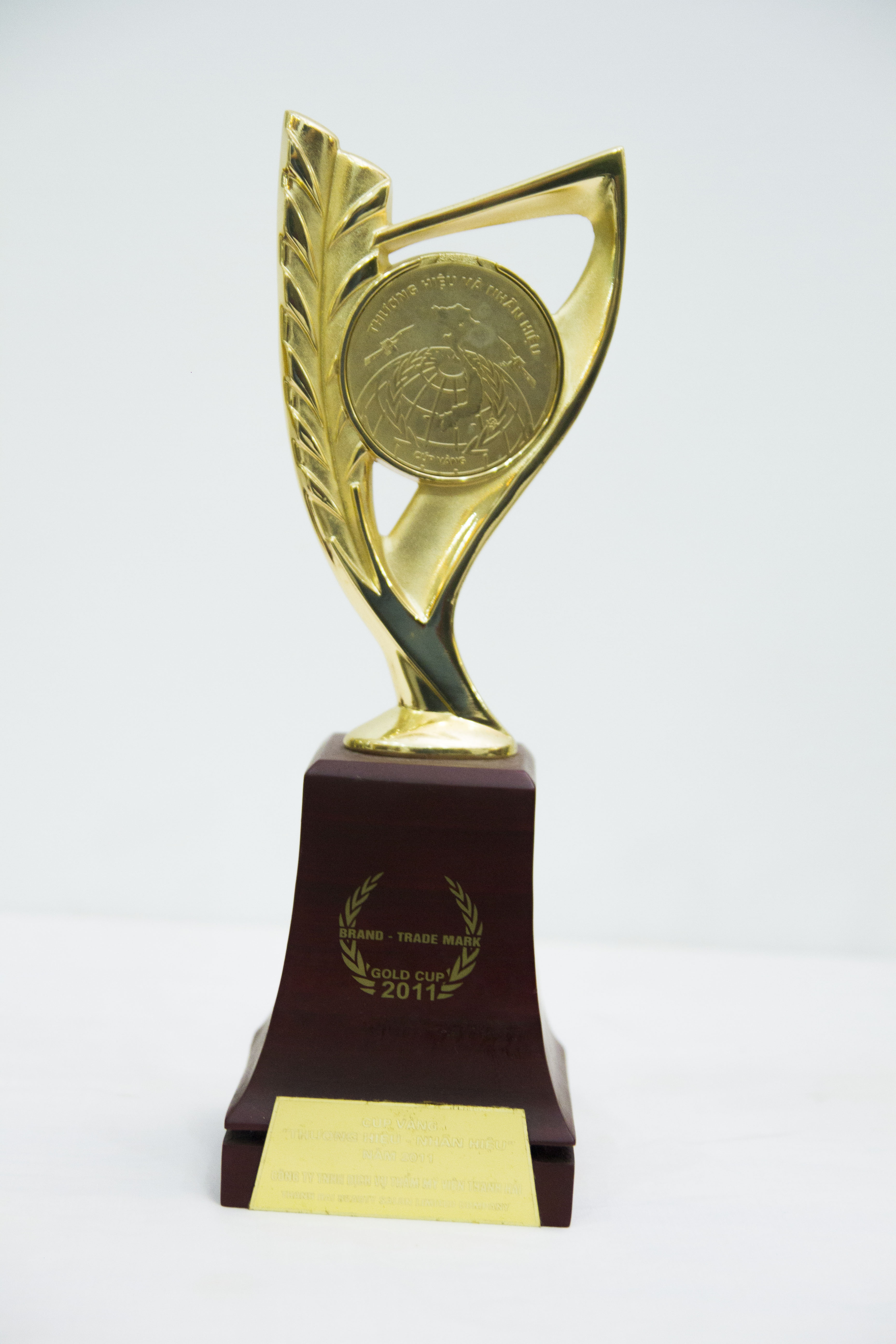 Năm 2011 Giải thưởng vì sự phát triển cộng đồng asean - cúp vàng thương hiệu nhãn hiệu